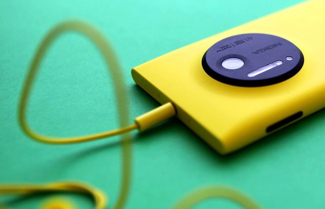 Gi&aacute; Lumia 1020 giảm 200 USD, tặng k&egrave;m ốp lưng Camera Grip