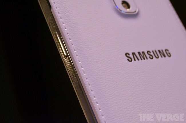 Nhưng sự đột phá ở mặt sau với vật liệu giả da đang là điểm khiến cho Note 3 được người dùng công nghệ hả hê vì vẻ đẹp mê hồn.