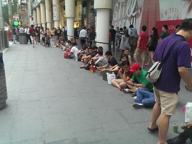 Những người xếp hàng chờ mua iPhone 5c đầu tiên