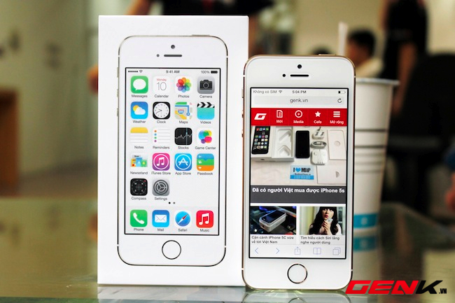 iPhone 5s với hộp đựng thiết kế đơn giản.