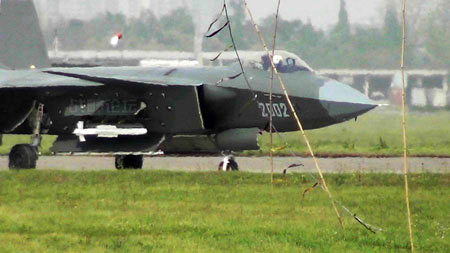 Trung Quốc "chém gió" về sức mạnh siêu vũ khí trên máy bay J-20