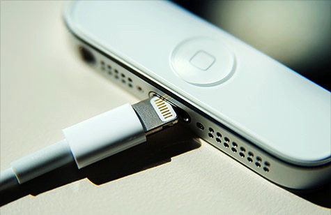 Kết nối Lightning "đút là vào" của Apple có gì nổi bật hơn MicroUSB ?