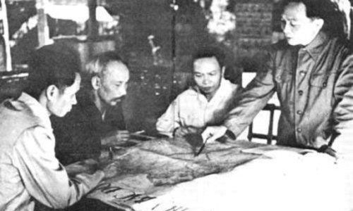  Đại tướng Võ Nguyên Giáp báo cáo quyết tâm chiến đấu trong chiến dịch Điện Biên Phủ.