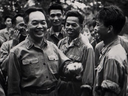  Ảnh chụp Đại tướng Võ Nguyên Giáp (trái) năm 1968