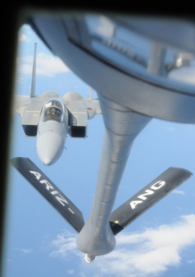 Boeing KC-135 - "Mother of siêu chiến đấu cơ"