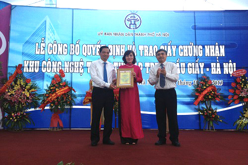  Thứ trưởng Bộ TT&amp;TT Nguyễn Minh Hồng (bên phải) trao Giấy chứng nhận Khu CNTT tập trung Cầu Giấy cho lãnh đạo Hà Nội. – Ảnh: Xuân Bách
