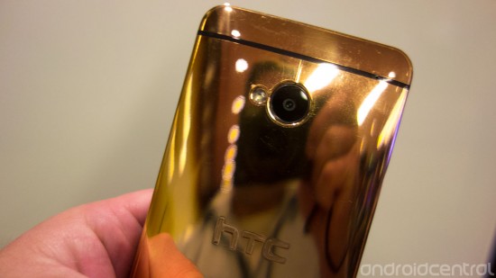 Lớp vỏ dát vàng bóng lộn giúp chiếc HTC One này rất dễ gây chú ý.