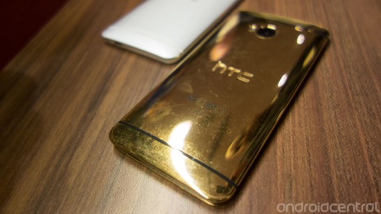  Về cơ bản thì thiết kế tổng thể của chiếc HTC One siêu xa xỉ này không khác biệt nhiều với bản HTC One quốc tế.