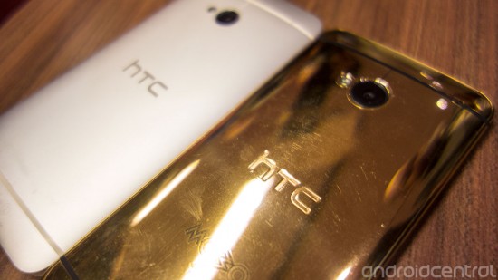  Đặc biệt là khi đặt cạnh HTC One màu trắng. HTC One dát vàng mang một đẳng cấp khác hẳn.
