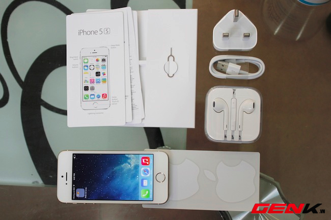  Trọn bộ sản phẩm không được tặng kèm đầu chuyển từ Lightning từ microUSB như iPhone 5c.