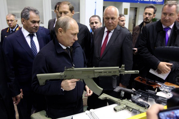  Tổng thống Nga Putin xem xét mẫu AK mới, có gắn thêm tay nắm dọc