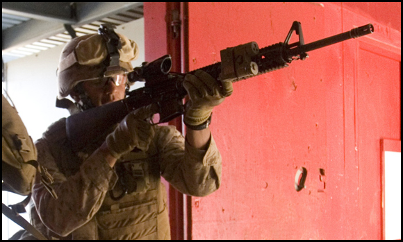  Thủy quân lục chiến Mỹ tập luyện với PEQ-16 (thiết bị được gắn cạnh ốp lót tay)