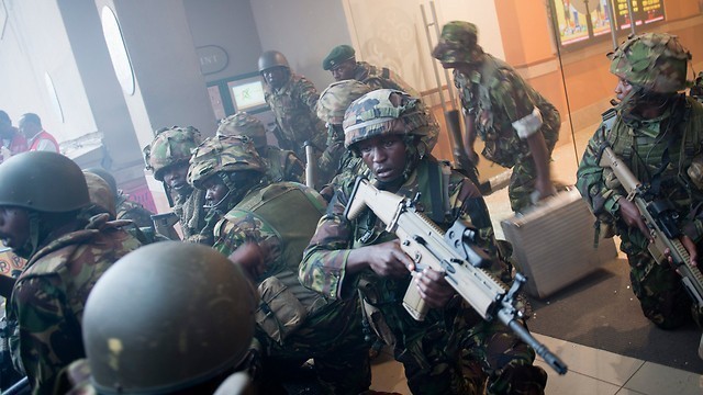  Kính giao thoa trang bị trên súng SCAR-H của đặc nhiệm Kenya trong vụ tấn công khủng bố vừa qua