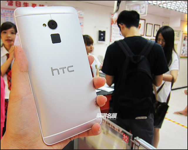  Cảm biến vân tay nằm phía dưới camera sau của HTC One Max.