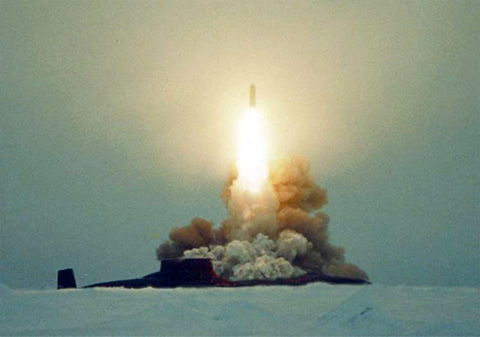 Tầu ngầm nguyên tử lớp Akula phóng tên lửa đạn đạo