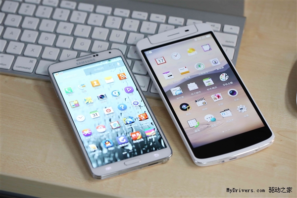  Về kích thước OPPO N1 dài hơn so với Galaxy Note 3 do màn hình của máy có kích thước lớn hơn (5,9 inch).