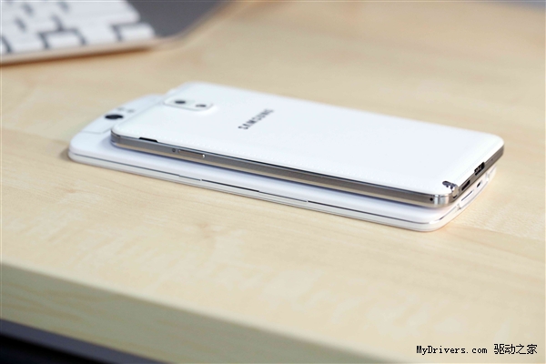  Độ dày giữa Galaxy Note 3 và OPPO N1 có vẻ tương đương nhau.
