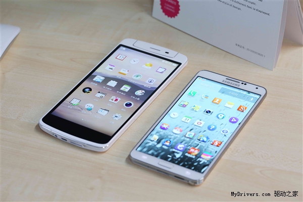  Galaxy Note 3 có thiết kế vuông vắn nam tính hơn một chút so với OPPO N1.