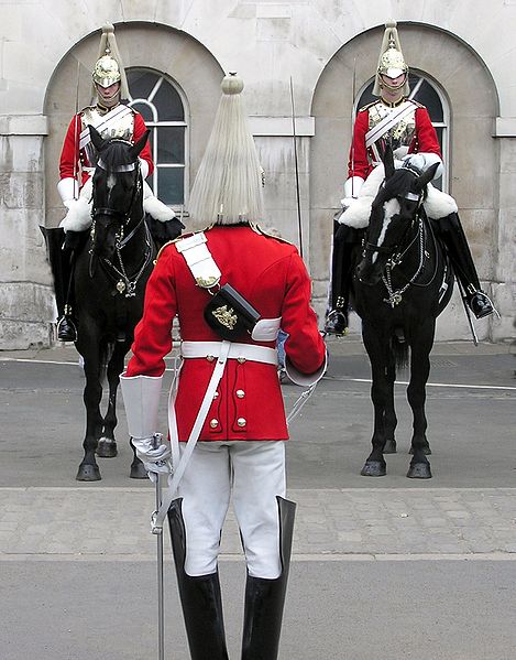  Thượng sĩ Craig Harrison (bên trái cưỡi ngựa) của Quân đoàn “Blues and Royals”