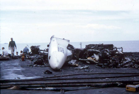  Mảnh xác máy bay trinh sát RA-5C bị nổ (Hải quân Mỹ)