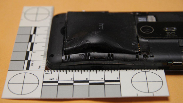  Chiếc HTC EVO 3D sau khi đỡ đạn thay cho chủ nhân.