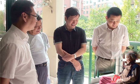 Quan chức Trung Quốc lại ghép giả ảnh đi làm từ thiện