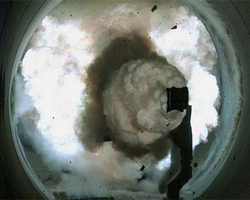 Một máy ảnh tốc độ cực cao đã ghi lại được cảnh siêu súng điện từ bắn một phát đạn lập kỷ lục thế giới với mức năng lượng 33 mega-jun vào ngày 10/12/2010 tại Virginia (Mỹ). Hình vuông màu đen là viên đạn khi nó bắn đi khỏi nòng súng, để lại lớp khói dày đặc phía sau.