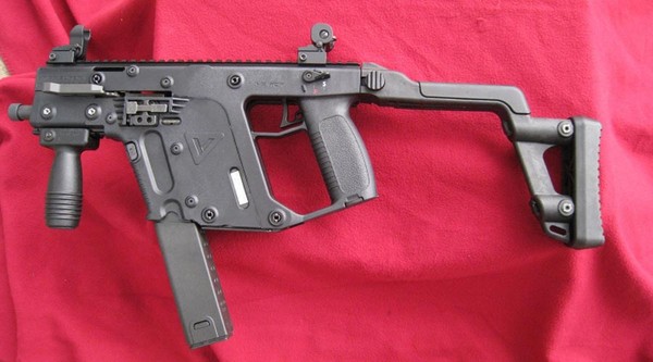 Mặc dù là loại súng của Mỹ nhưng bằng sáng chế loại súng tiểu liên độc đáo này của TDI lại thuộc về kỹ sư người Pháp, Renaud Kerbrat.