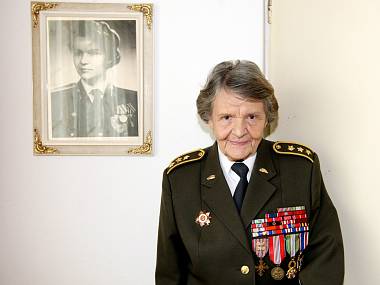 “The Beautiful Death” của năm 2009 bên bức ảnh thời trẻ của bà vào năm 1945.