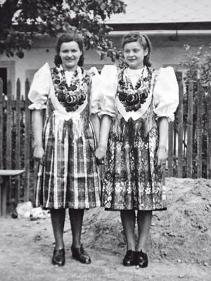 Marie (bên phải) trong buổi lễ tốt nghiệp tại Buzuluk năm 1941