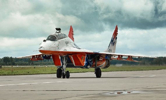  MiG-29UB thuộc Phi đội “Chim Én” tại căn cứ không quân Kubina.