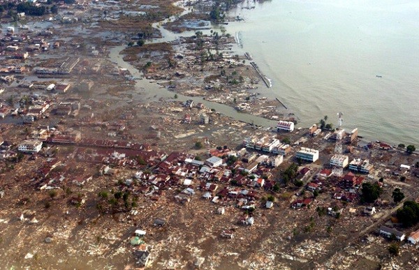 So sánh sự khủng khiếp của siêu bão Haiyan với thảm họa chấn động năm 2004 2