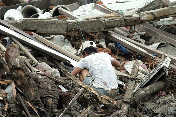 So sánh sự khủng khiếp của siêu bão Haiyan với thảm họa chấn động năm 2004 13
