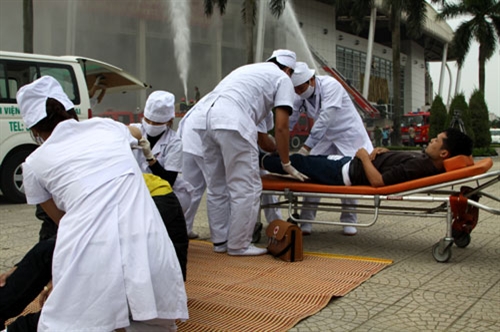 Công tác cấp cứu nạn nhân bị thương tích trong quá trình đánh bắt khủng bố và chữa cháy, được thực hiện kịp thời.