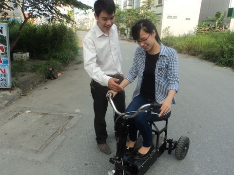  Anh Trần Văn Thảo bên chiếc xe điện đa năng tự sáng chế
