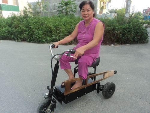  Những người khuyết tật như cô Định có thể thoải mái di chuyển trên chiếc xe này
