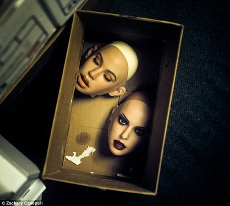  2 khuôn mặt lỗi này bị vứt xuống hộp và sẽ bị đem đi tiêu hủy
