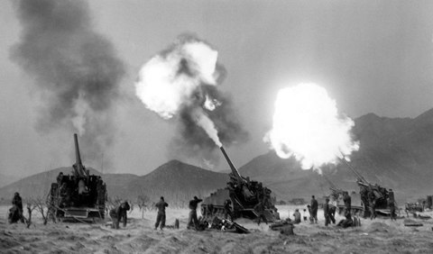  Các khẩu pháo của Mỹ khai hỏa vào ngày 29/7/1950. Ảnh: AP