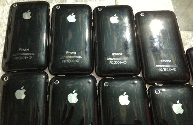  Những chiếc iPhone 3GS này không có hộp đựng. Giá cho một bộ phụ kiện bao gồm cáp, sạc của máy là 100.000 đồng (thường không có tai nghe).