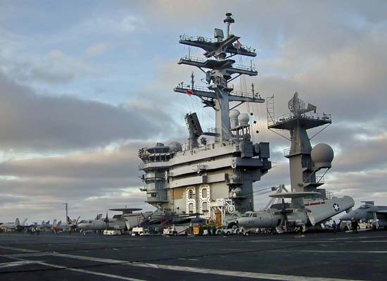 Tìm hiểu sức mạnh của hàng không mẫu hạm USS Nimitz