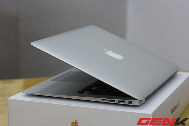  Dù không còn là ngôi vương về độ mỏng nhẹ so với các dòng Ultrabook gần đây nhưng MacBook Air vẫn là siêu mẫu.