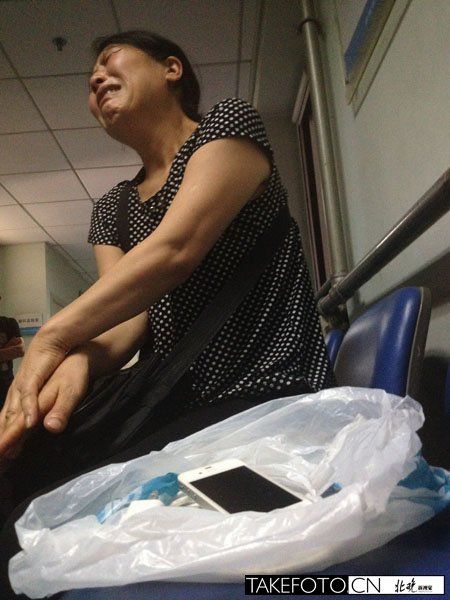  Mẹ của Wu Jiantong lo lắng vì con mình đang trong tình trạng nguy hiểm.