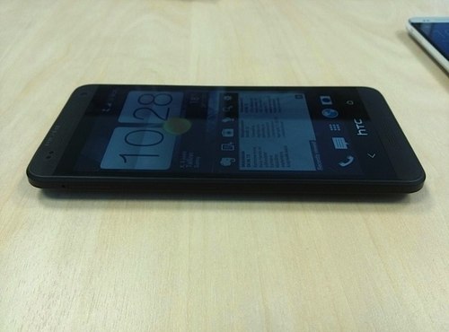  Thiết kế HTC One mini giống hệt so với HTC One.