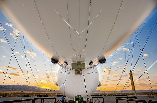 Ra đa đặt dưới bụng khinh khí cầu DT-1 có khả năng bao quát 360 độ
