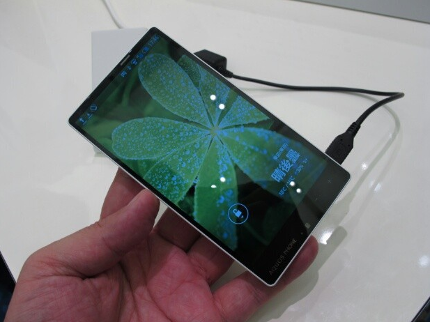 Sharp trình làng bộ đôi smartphone khủng với viền màn hình siêu mỏng