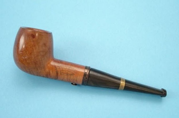  Chiếc tẩu hút thuốc của thám tử lừng danh Sherlock Holmes.