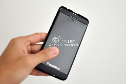 Cận cảnh BlackBerry A10 so kích thước cùng Z10
