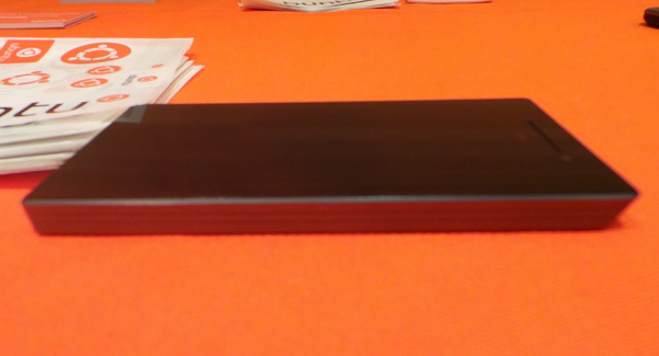 Cận cảnh r&otilde; n&eacute;t Ubuntu Edge, chiếc điện thoại sẽ l&agrave;m thay đổi l&agrave;ng di động