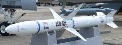  Tên lửa AGM-88E có chiều dài hơn 4 m và nặng 361 kg, có tầm bắn hơn 100 km và tốc độ đến 2М.