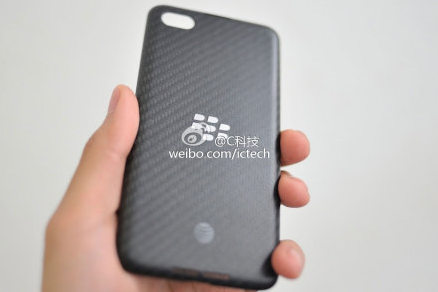 Cận cảnh BlackBerry A10 so kích thước cùng Z10